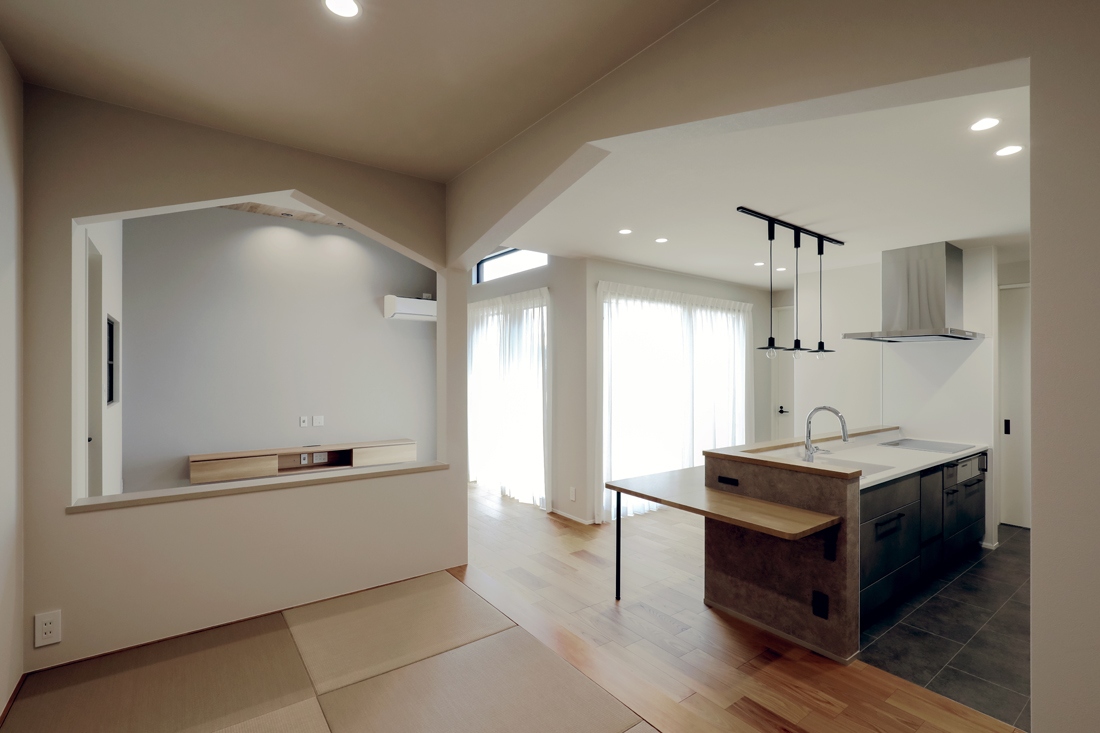 三角垂れ壁で囲われた和室