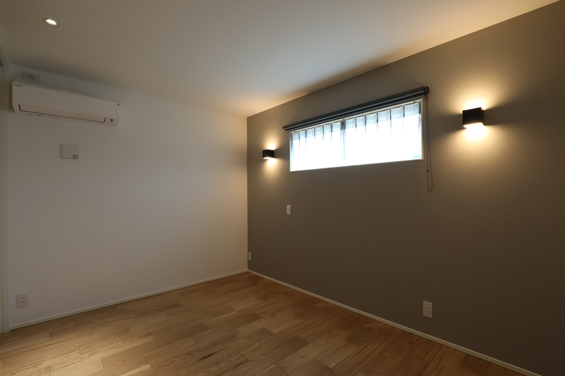 落ち着ける色のクロスを使った寝室