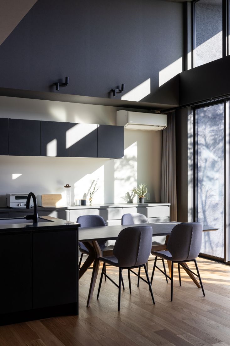 光と暮らすモダンな平屋