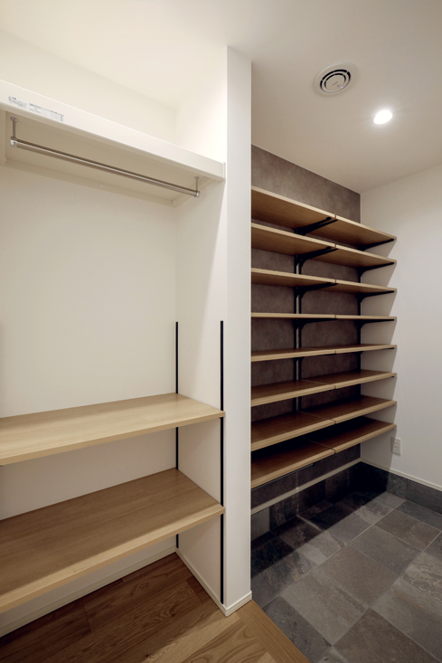 可動棚とハンガーパイプを備えた土間収納