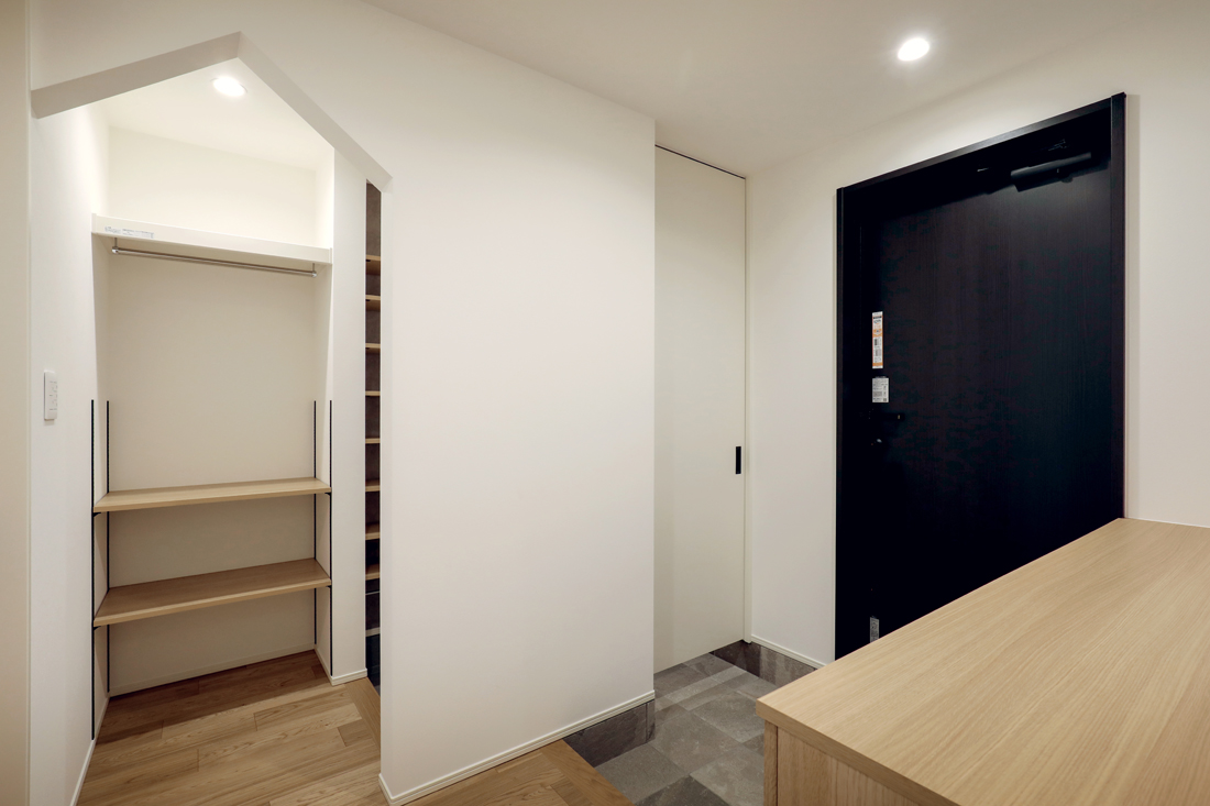 通り抜けできる土間収納がある玄関ホール