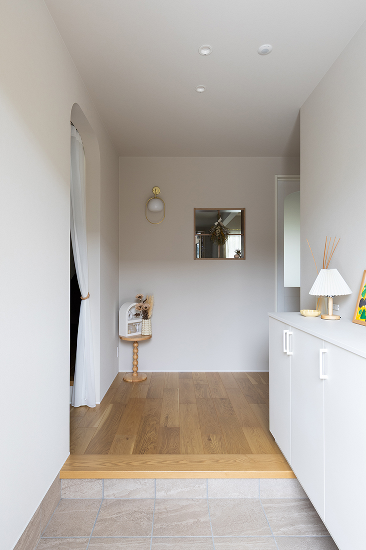 室内窓のある玄関ホール