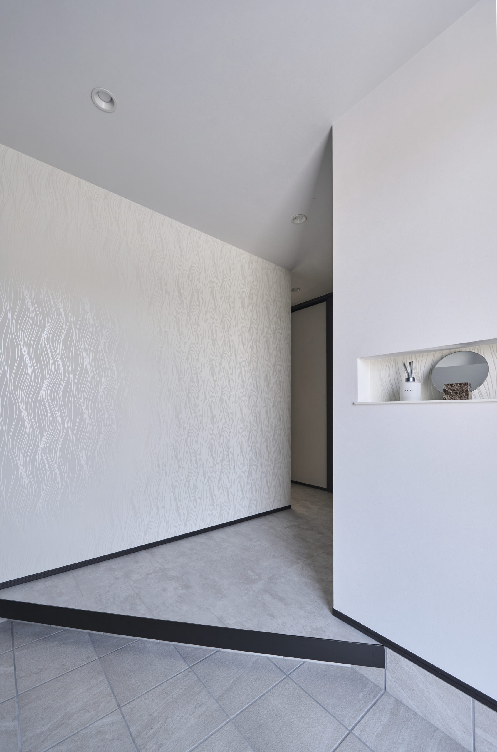 ニュアンスのあるクロスが美しい玄関