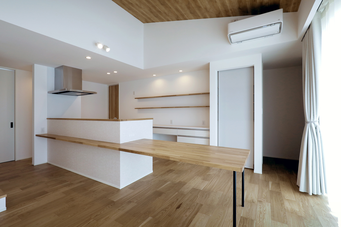 造作のダイニングテーブルのあるキッチン