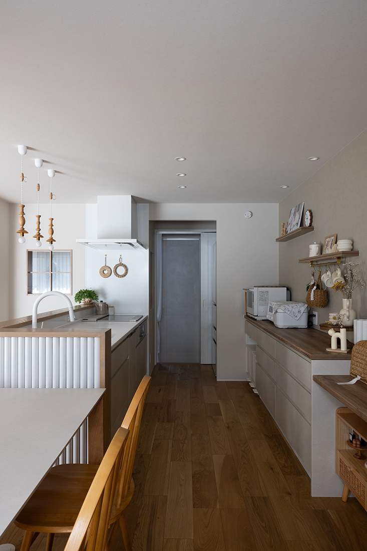 こだわりのリブパネルを使用したキッチン