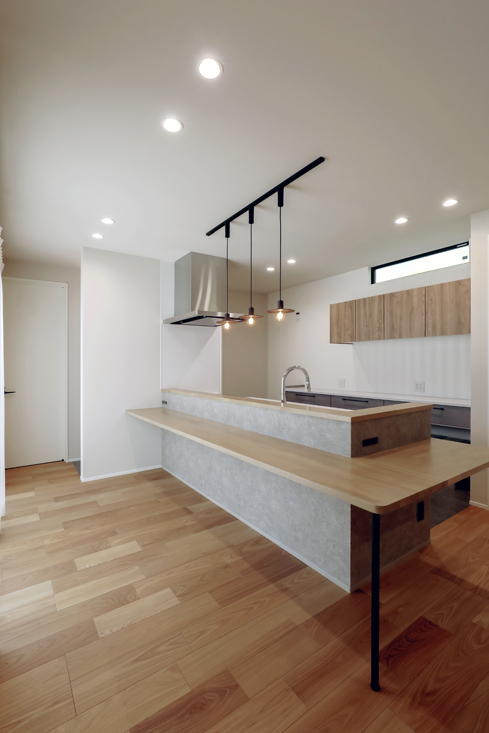 カウンターテーブルのあるキッチン