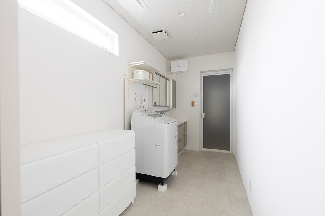 昇降式室内物干しを採用した洗面脱衣室