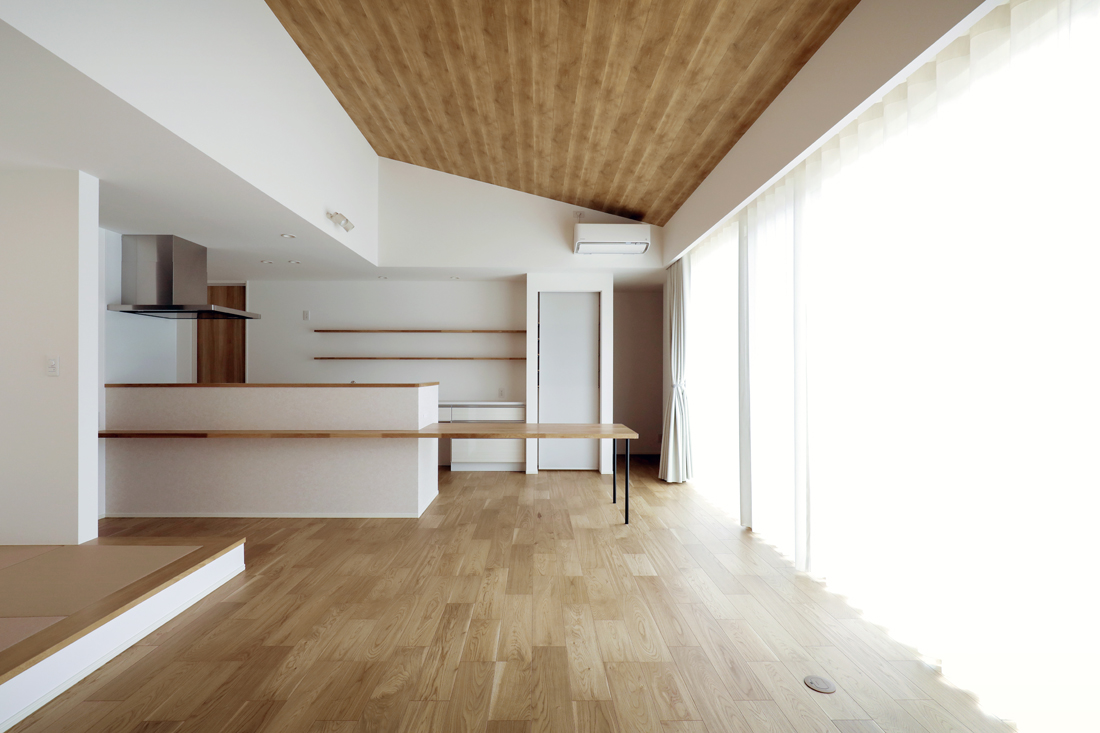 勾配天井に木目を採用した、ナチュラルな雰囲気のLDK