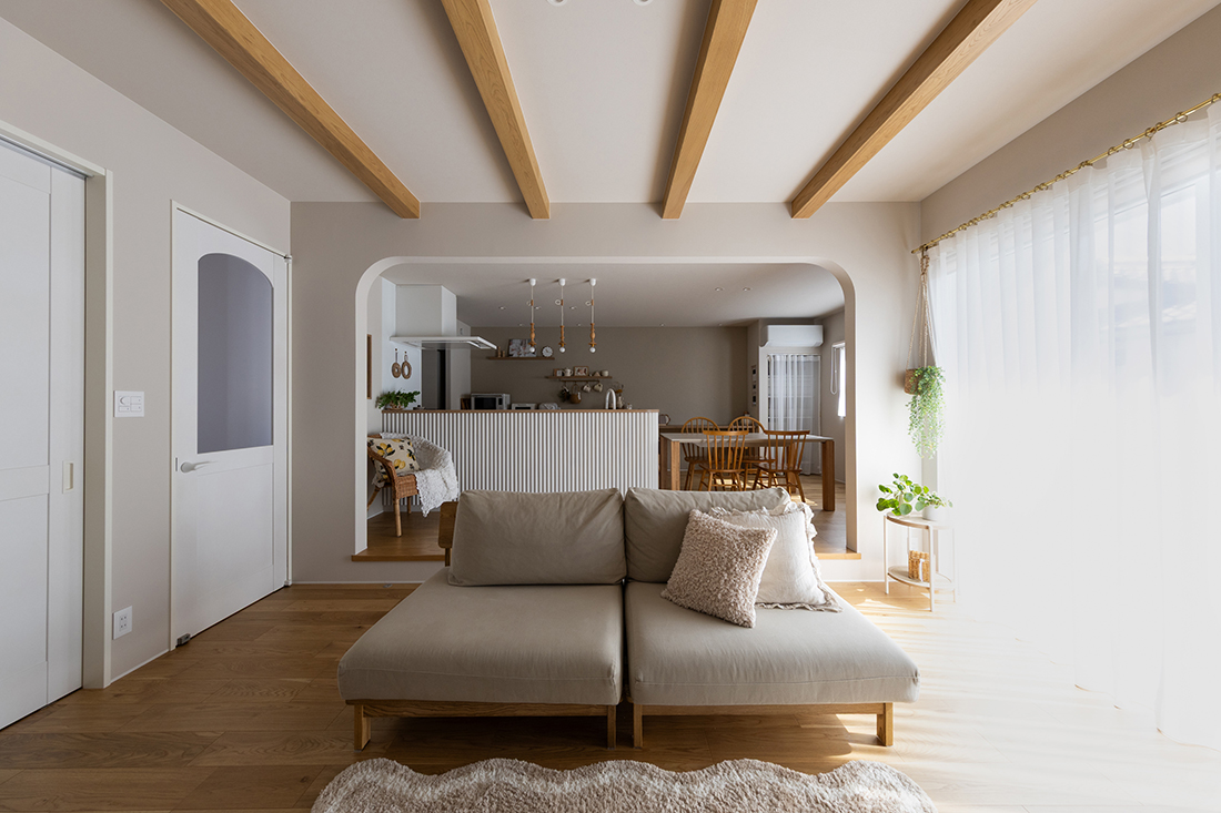 アールの垂れ壁が印象的なLDK