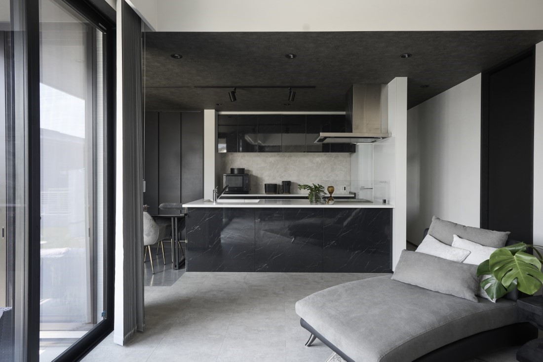 光沢が高級感をもたらすキッチン