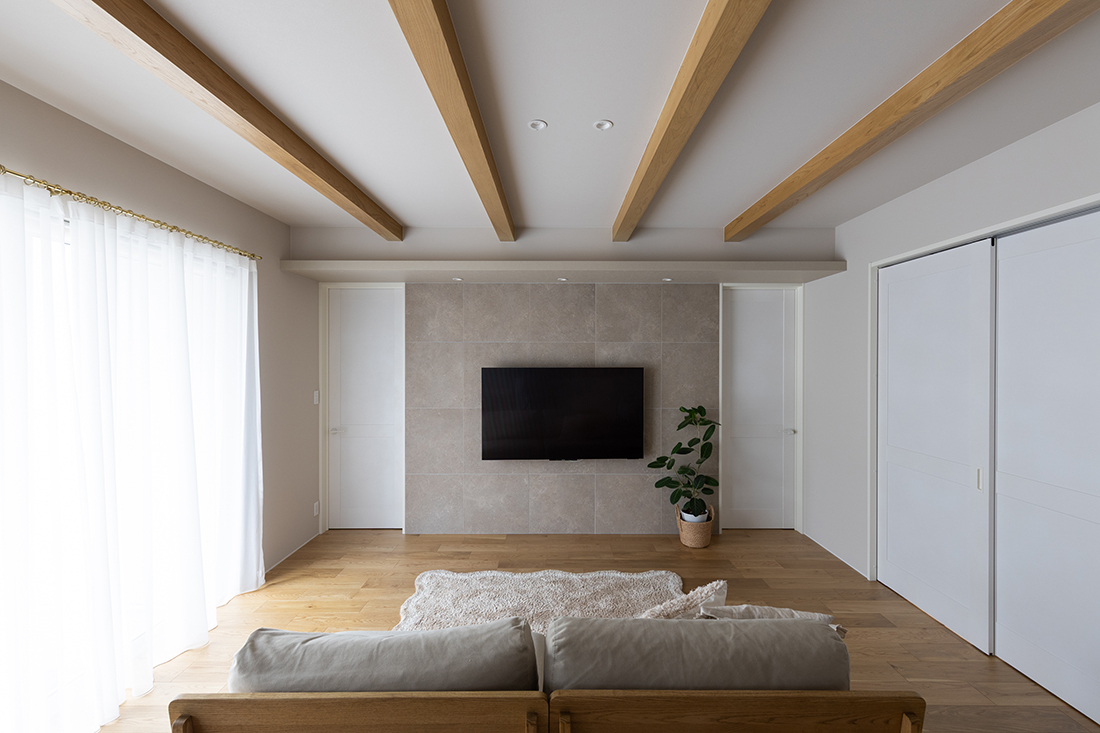 化粧梁とタイルを組み合わせたリビング空間