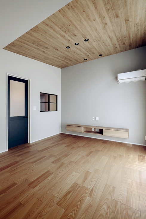 室内窓のあるナチュラルな雰囲気のリビング