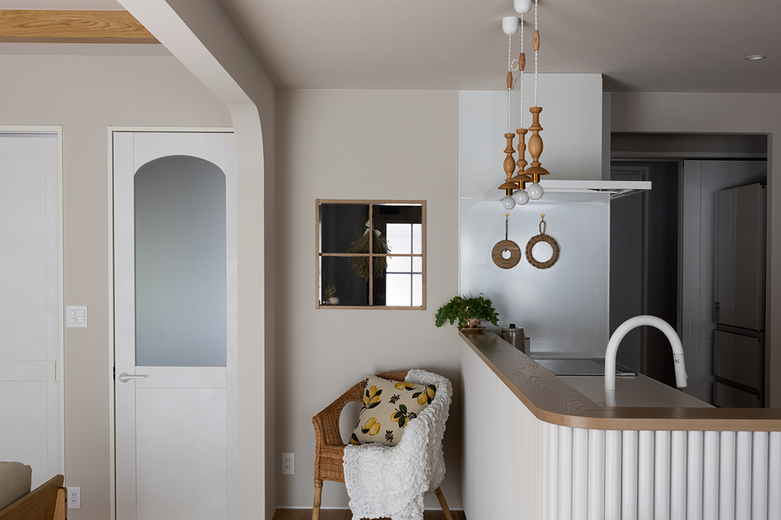 玄関ホールとLDKをつなぐ室内窓