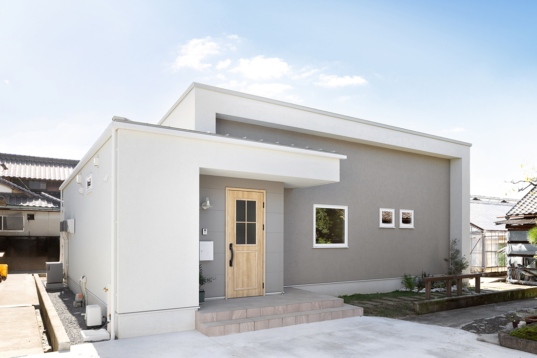 ベージュとホワイトの吹付塗装でナチュラルテイストの平屋