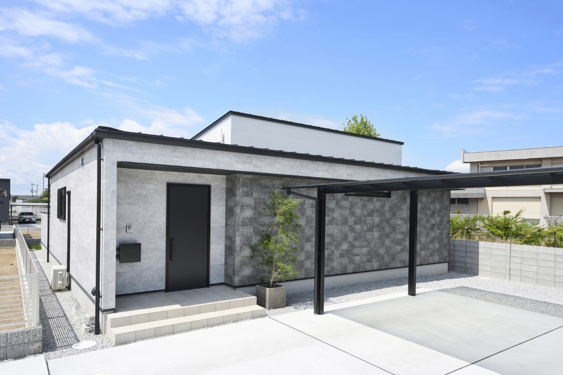 グレーが彩る平屋の外観