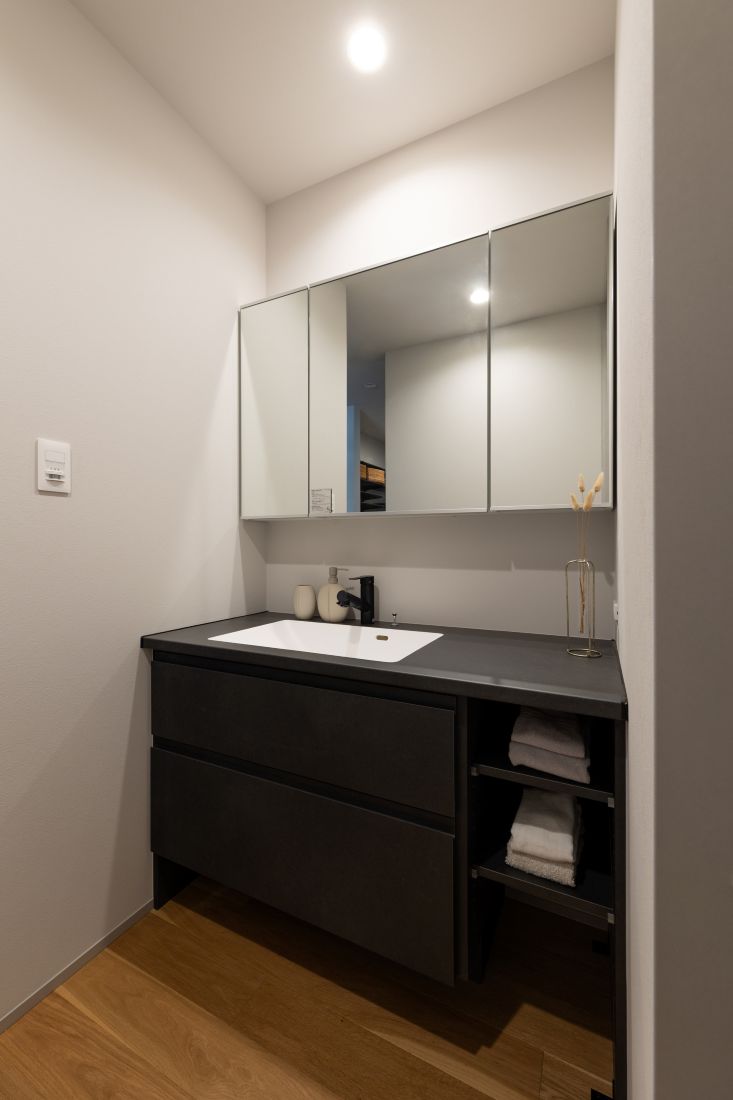 光と暮らすモダンな平屋