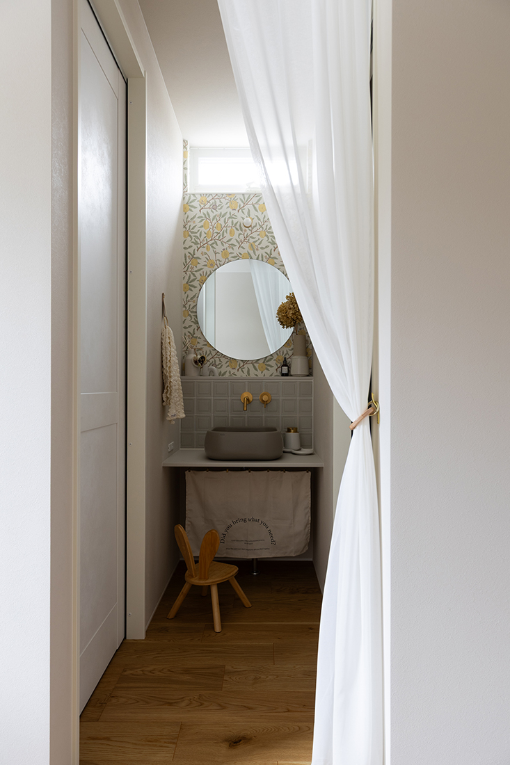 玄関ホールからつながる来客用にも使える造作洗面