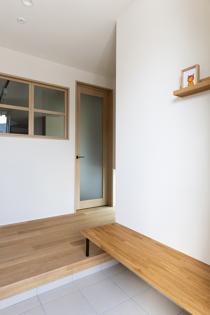 室内窓のある玄関ホール