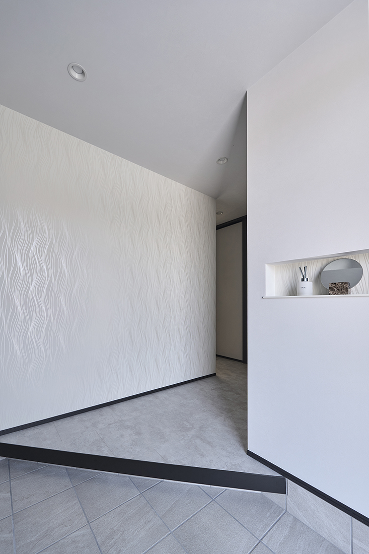 ニュアンスのあるクロスが美しい玄関