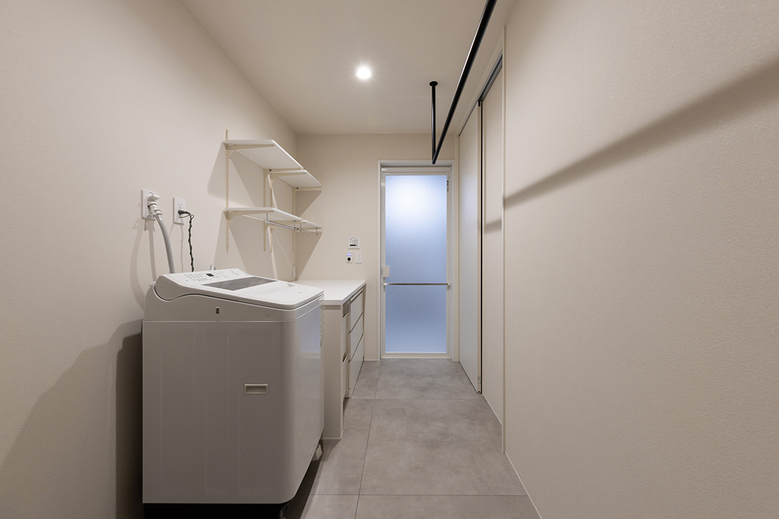 家事カウンターを設けたランドリールーム