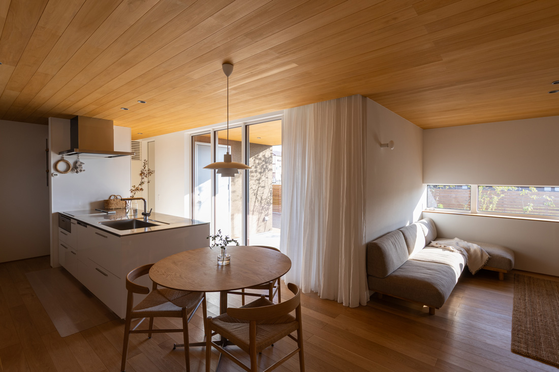 床と天井に無垢材を使ったLDK