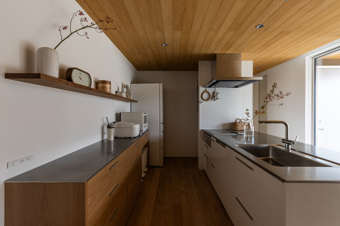ステンレスと木目で統一したキッチン
