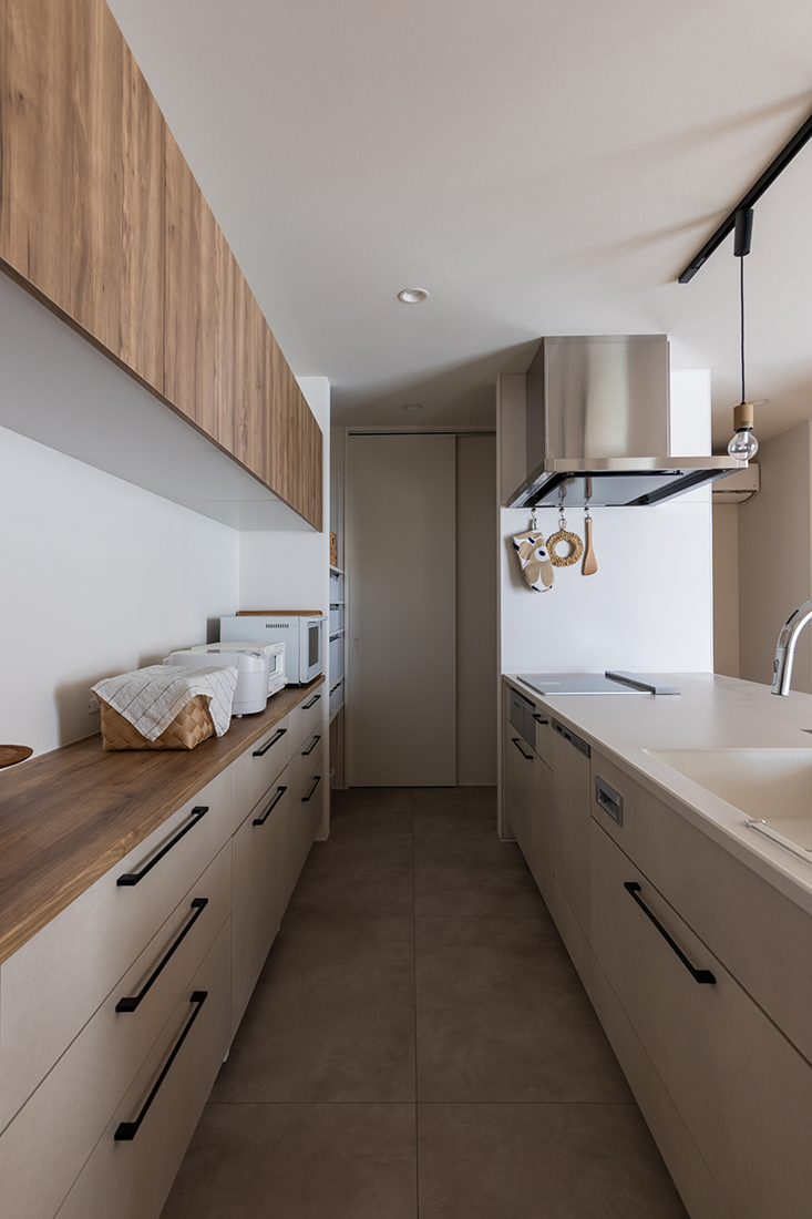 木目とベージュのキッチン