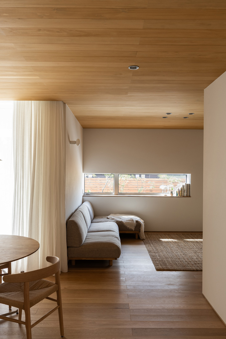 板張り天井のリビング