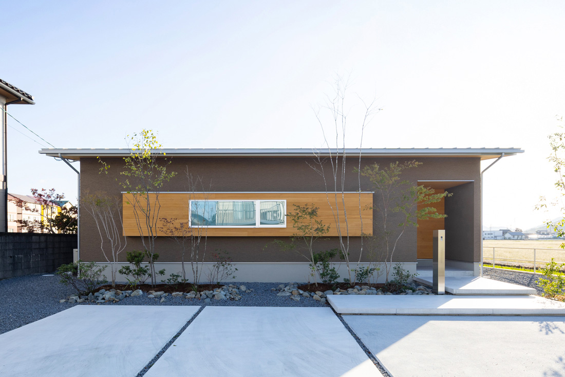 吹付塗装と木目のナチュラルな平屋