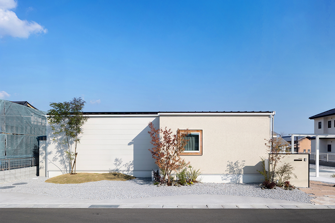 吹付塗装とガルバリウムを使用した平屋の外観