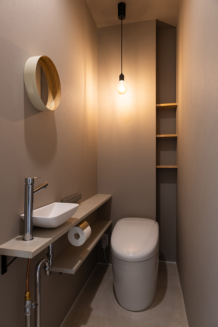 造作洗面のあるトイレ