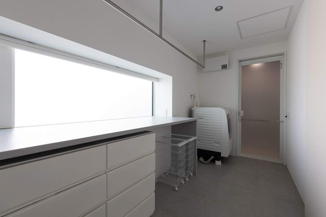 物干バーのあるシンプルな脱衣室