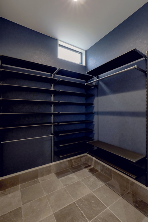 ネイビーのクロスを貼った土間収納