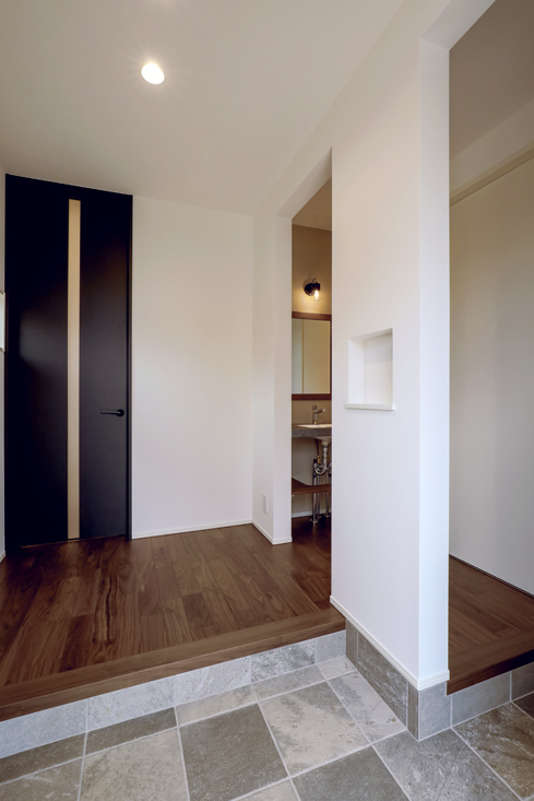 ブラックウォルナットのフロアの玄関ホール