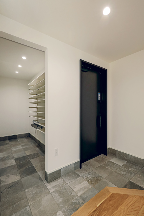 奥行きのある土間収納を設けた玄関