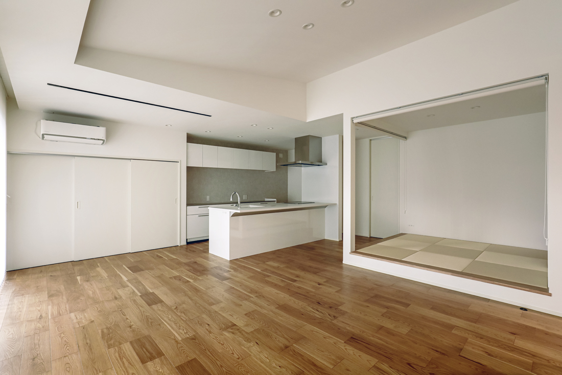 小上がりの畳コーナーがあるナチュラルなLDK