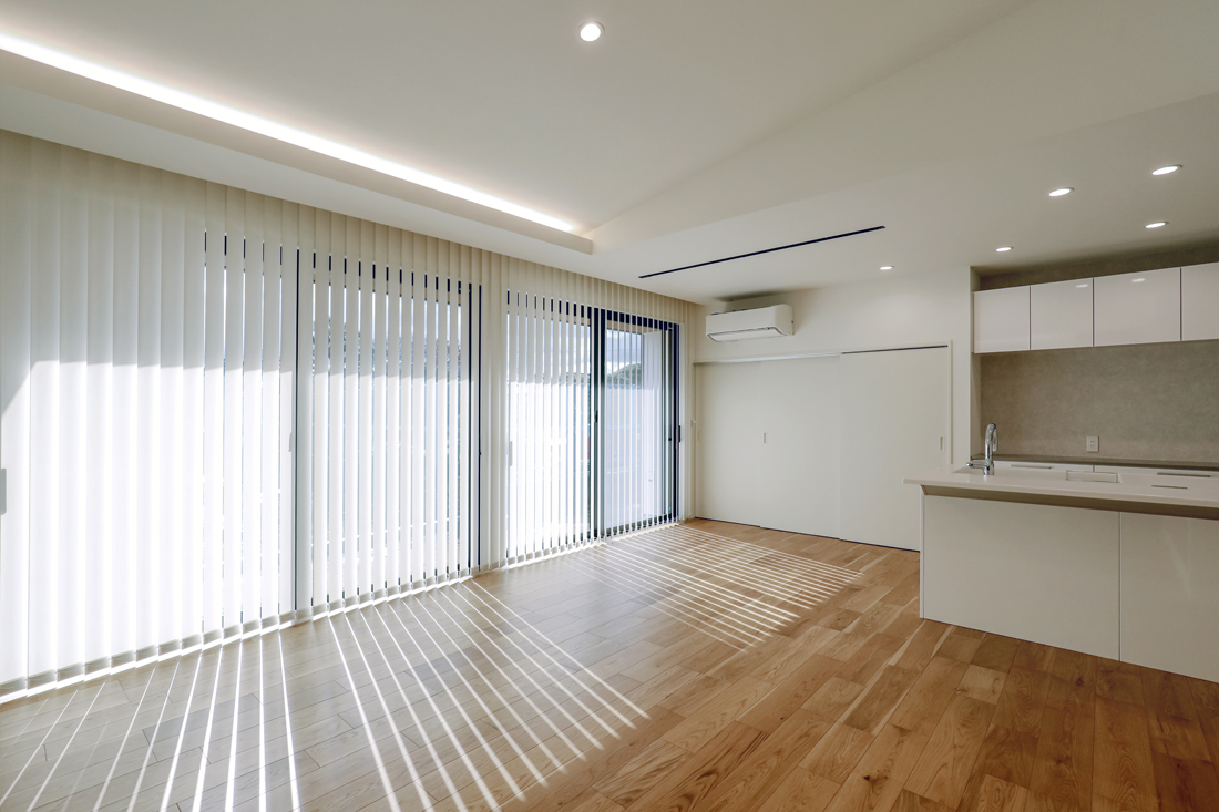 大きな窓に間接照明で開放感を高めたLDK