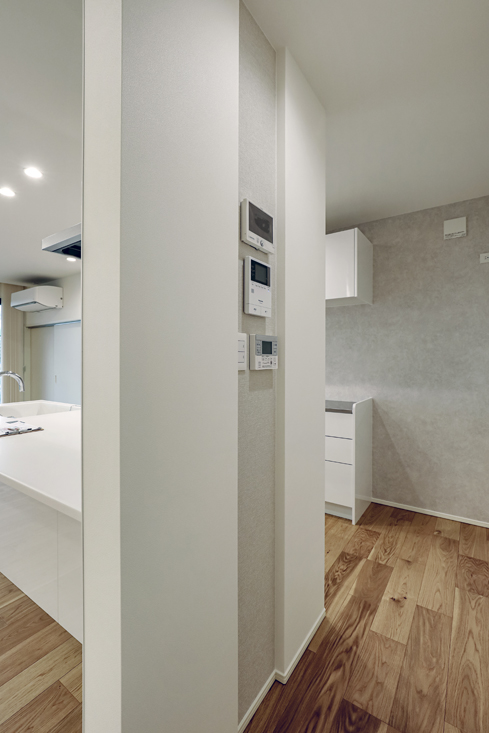 ニッチを設けたキッチン横の壁面