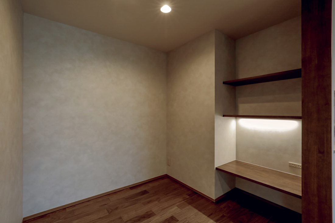 内部にグレーのクロスを貼ったカウンター付きのヌック