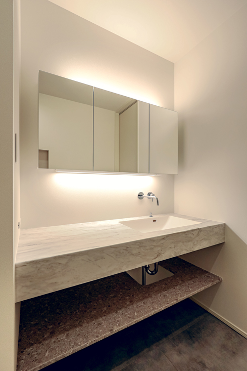 石目でコーディネートした洗面化粧台