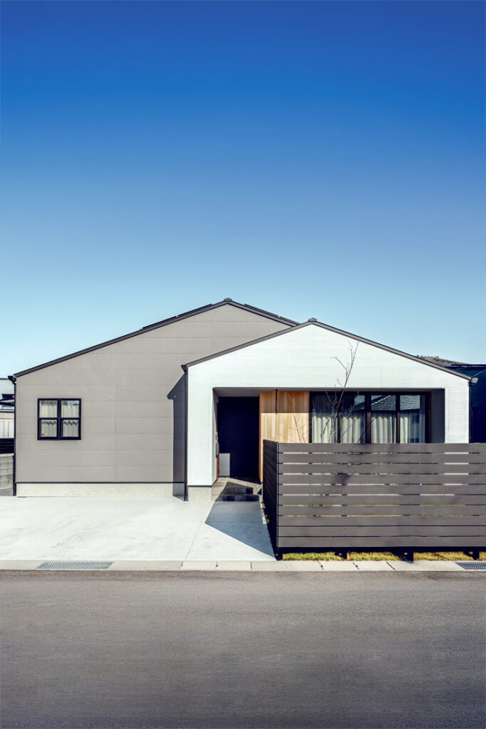 ホワイト・グレー・木目を使った三角屋根の平屋