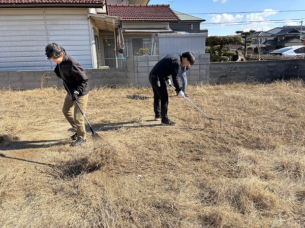 みんなで草抜き！