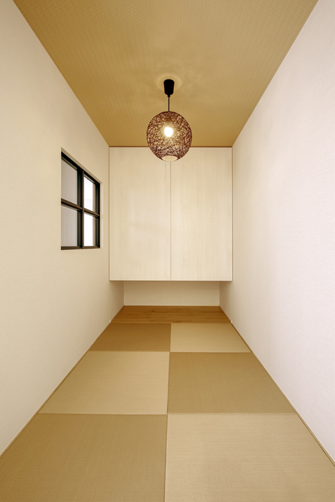 ペンダント照明がおしゃれな室内窓のある和室