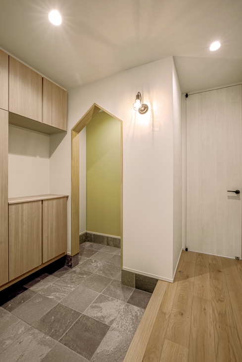 三角垂れ壁の土間収納がある玄関