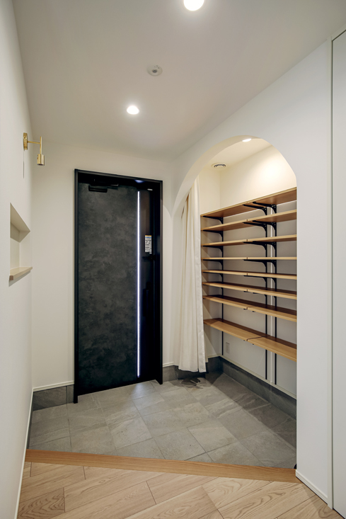 アール垂れ壁の土間収納がある玄関