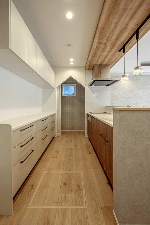 三角垂れ壁のパントリーを備えたキッチン