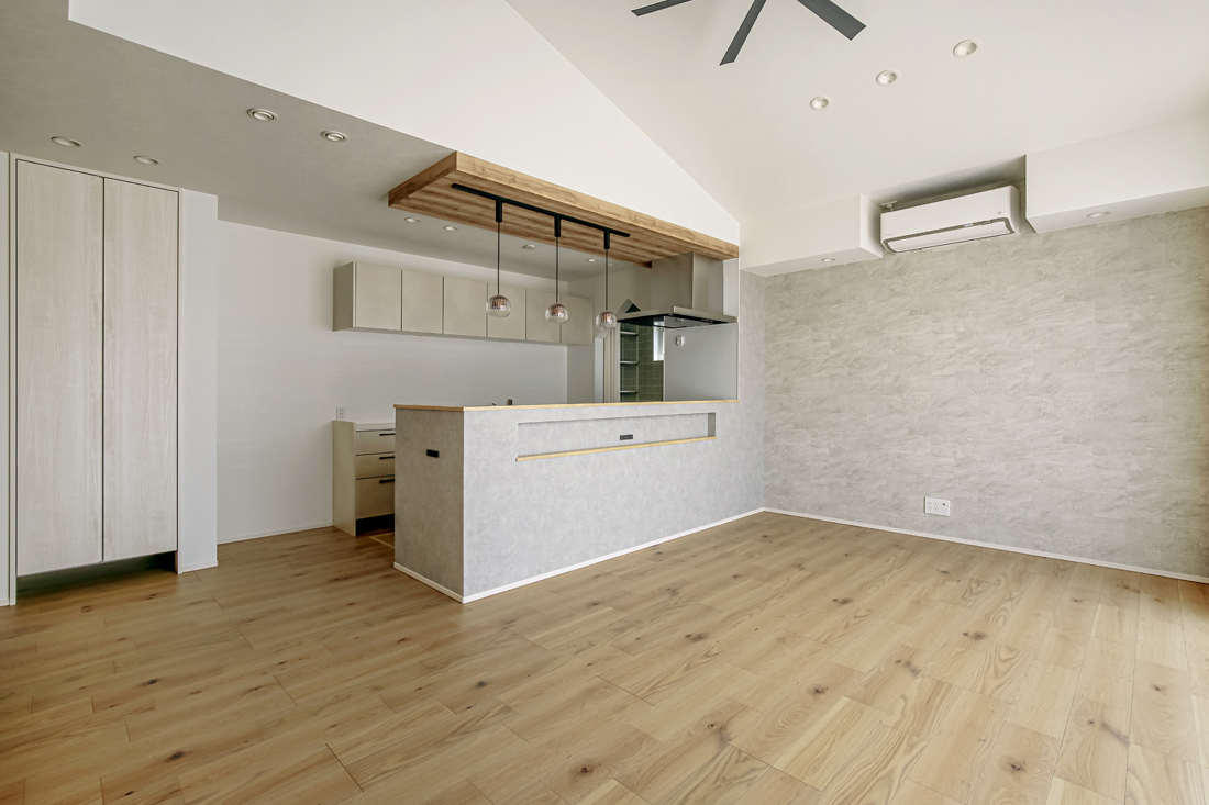 木目の折り下げ天井があるLDK