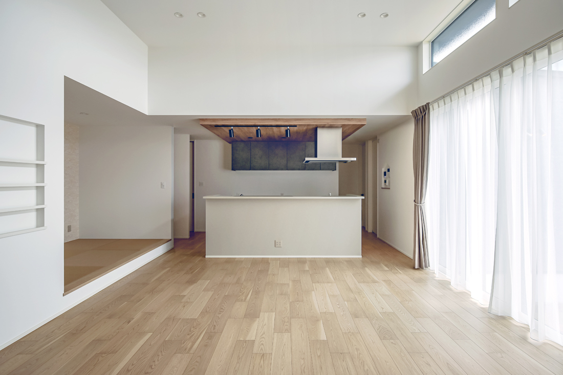 畳コーナーも備えた高天井が開放的なLDK