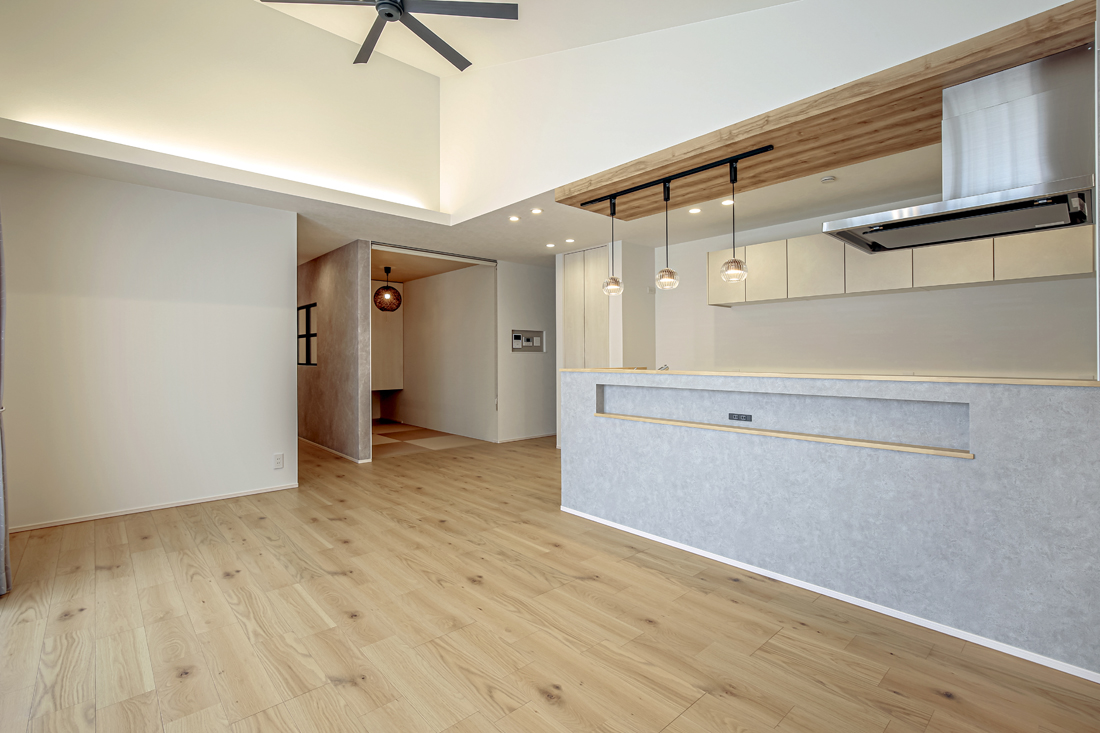 勾配天井に間接照明を施したLDK