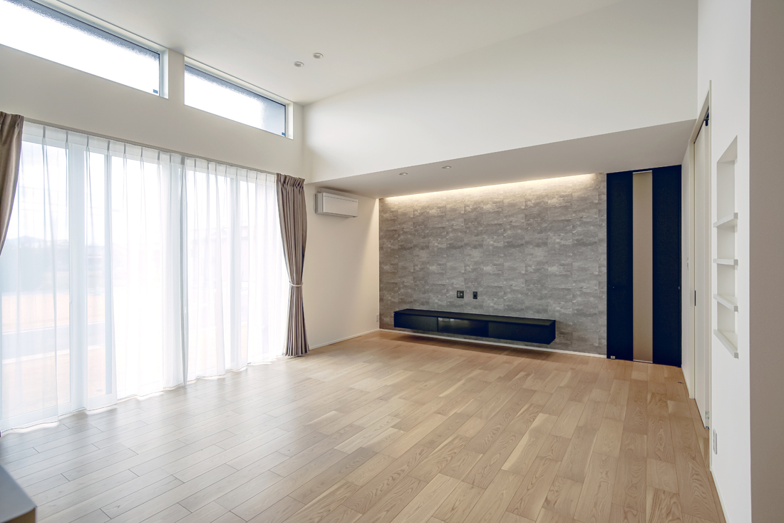 間接照明とアクセントクロスがポイントのLDK